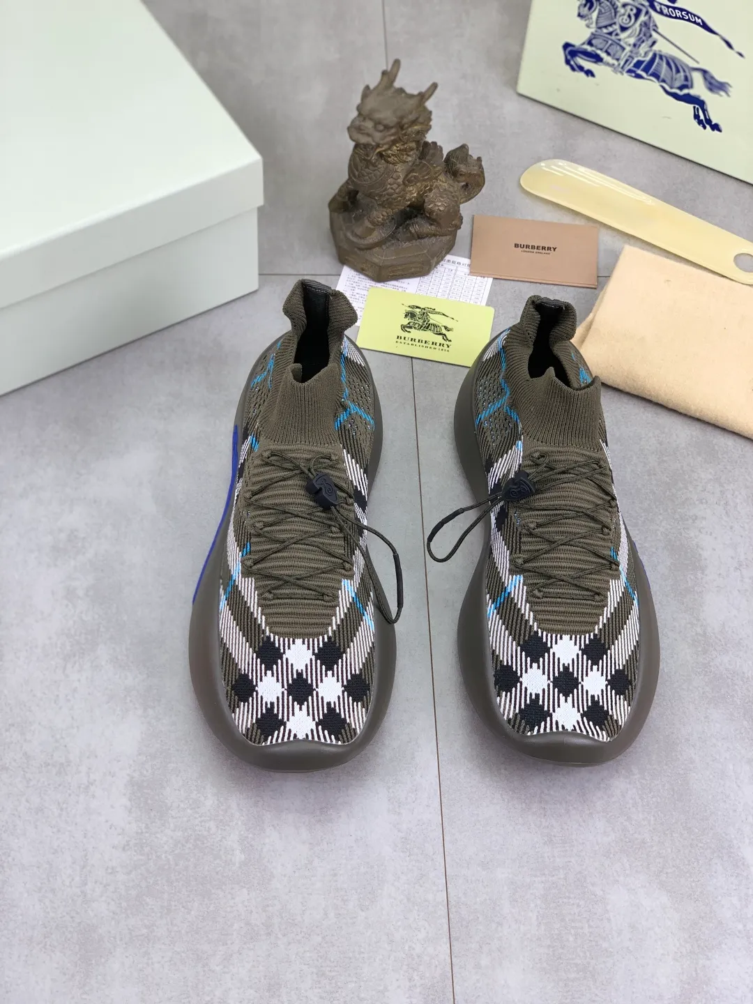 Men's Men's Shoes 💰P620 💰【New Style】Top Version 🆘【Burberry】New Burberry Fly Knit Shoes are now available with perfect workmanship! 🔥Perfect shape and top quality🙈Non-slip and wear-resistant high-end rubber outsole👣Versatile and comfortable shoes, standard size: 39-45 (customized 38-46) 2️⃣colors available Top-quality packaging